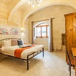 Centre Island Gozitan & Pool - Happy *