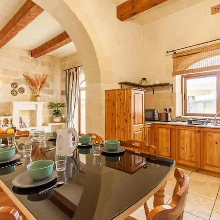 Centre Island Gozitan & Pool - Happy