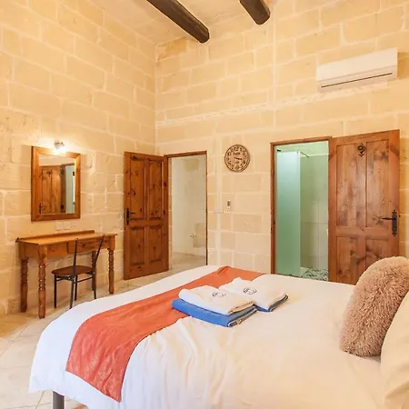 Centre Island Gozitan & Pool - Happy