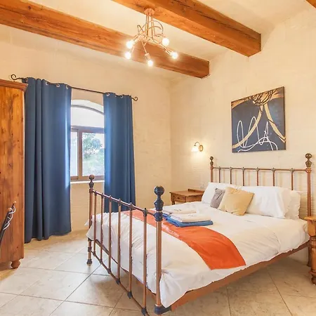 Centre Island Gozitan & Pool - Happy *