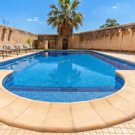 Centre Island Gozitan & Pool - Happy