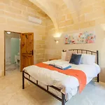 Centre Island Gozitan & Pool - Happy *