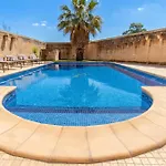 Centre Island Gozitan & Pool - Happy