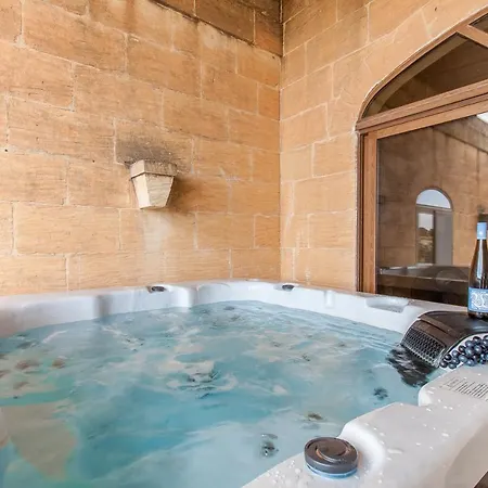 Centre Island Gozitan & Pool - Happy