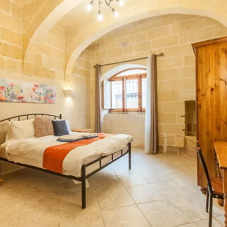 Centre Island Gozitan & Pool - Happy *