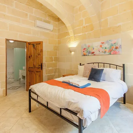Centre Island Gozitan & Pool - Happy