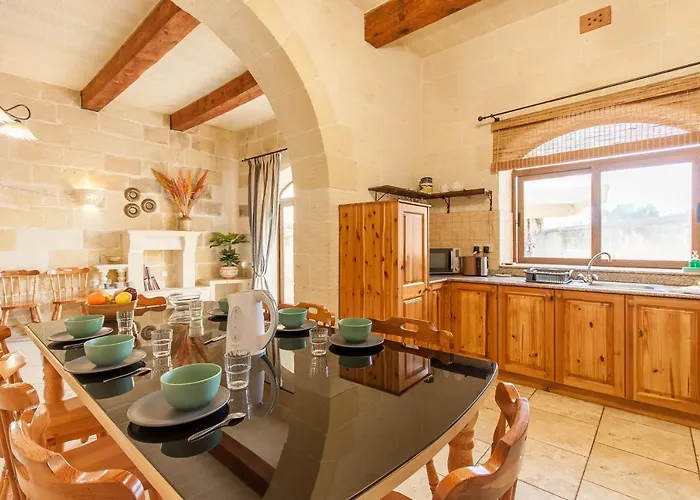 Centre Island Gozitan & Pool - Happy