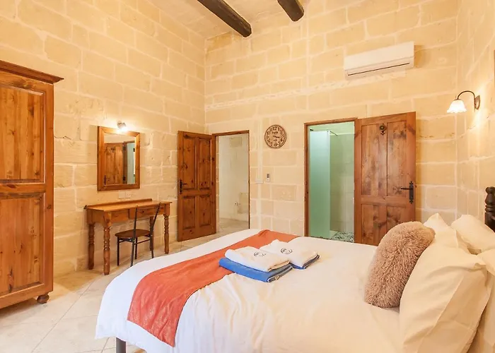 Centre Island Gozitan & Pool - Happy