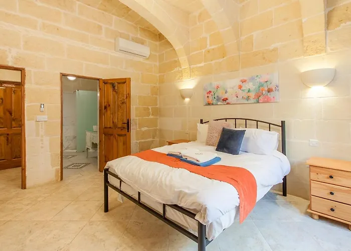 Centre Island Gozitan & Pool - Happy *