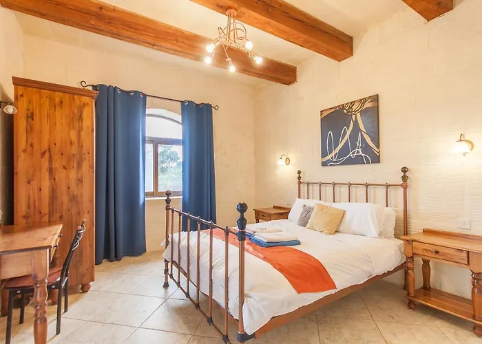 Centre Island Gozitan & Pool - Happy *