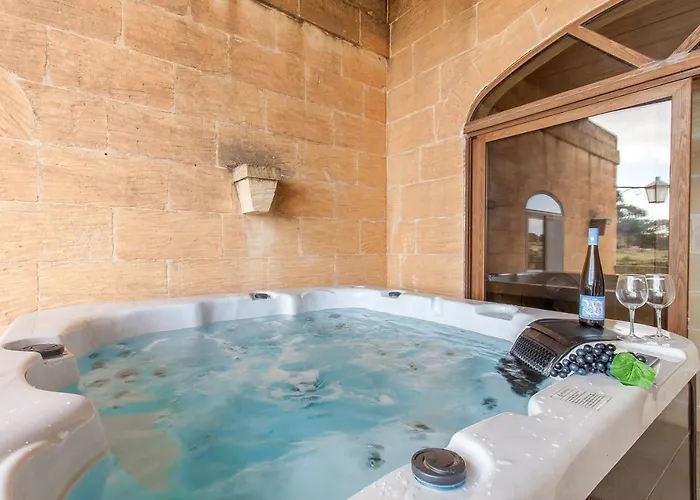 Centre Island Gozitan & Pool - Happy