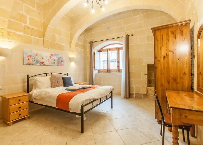 Centre Island Gozitan & Pool - Happy *